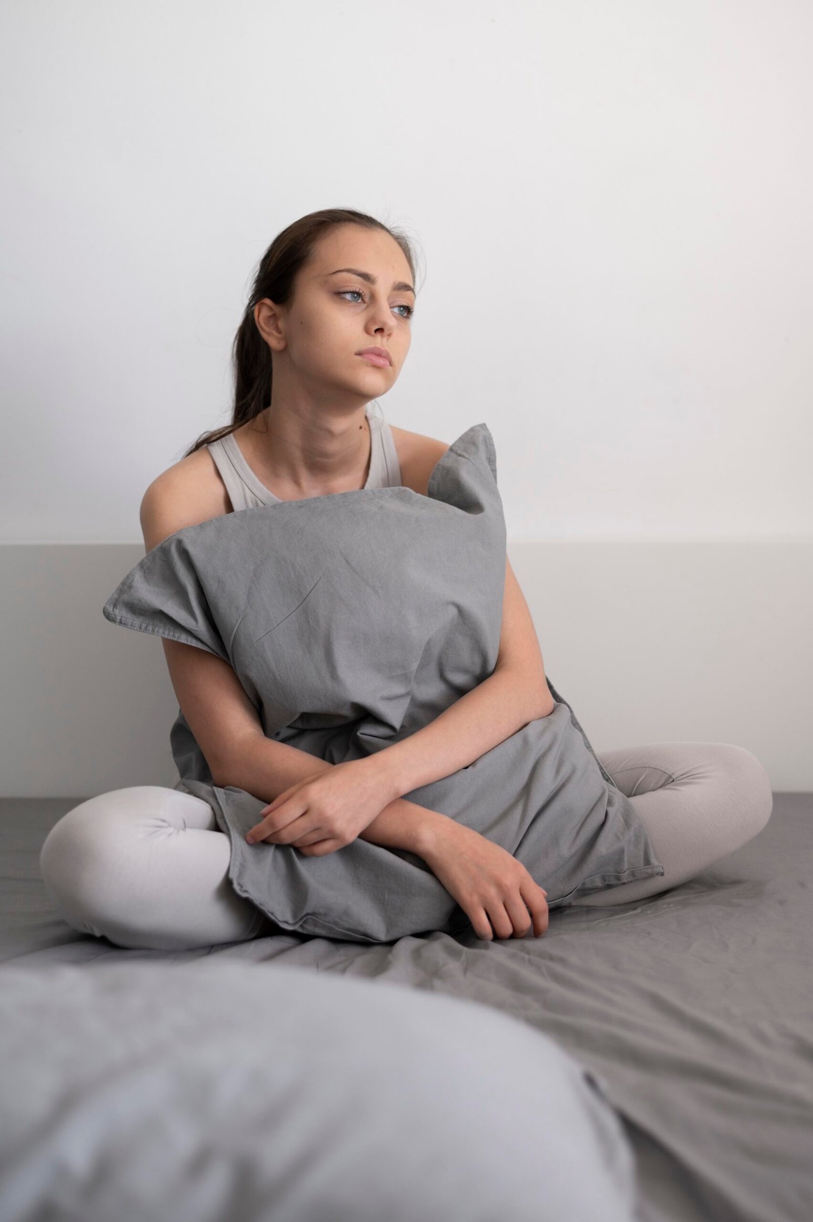 tiro-completo-mujer-triste-sosteniendo-la-almohada