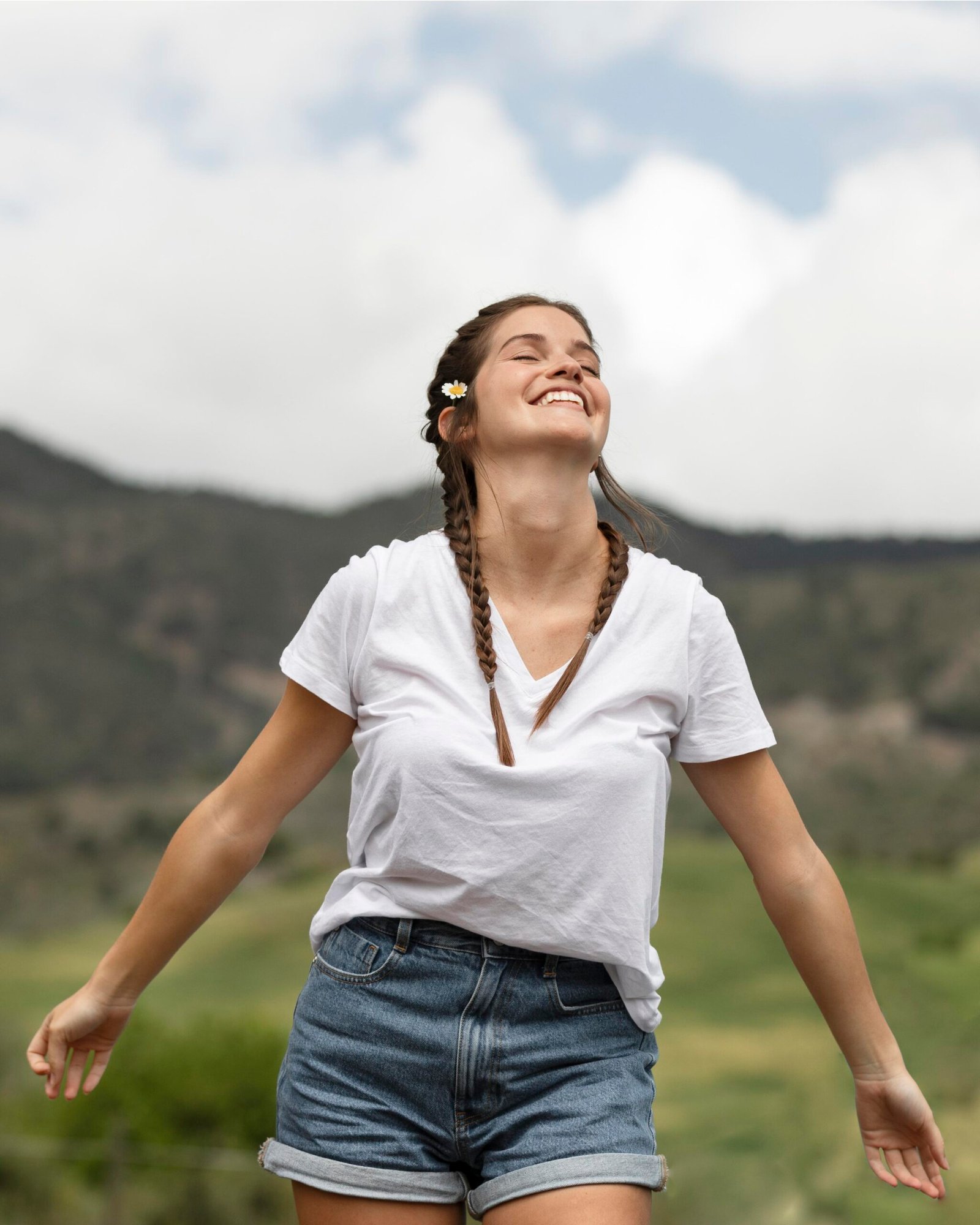tiro-medio-mujer-feliz-al-aire-libre